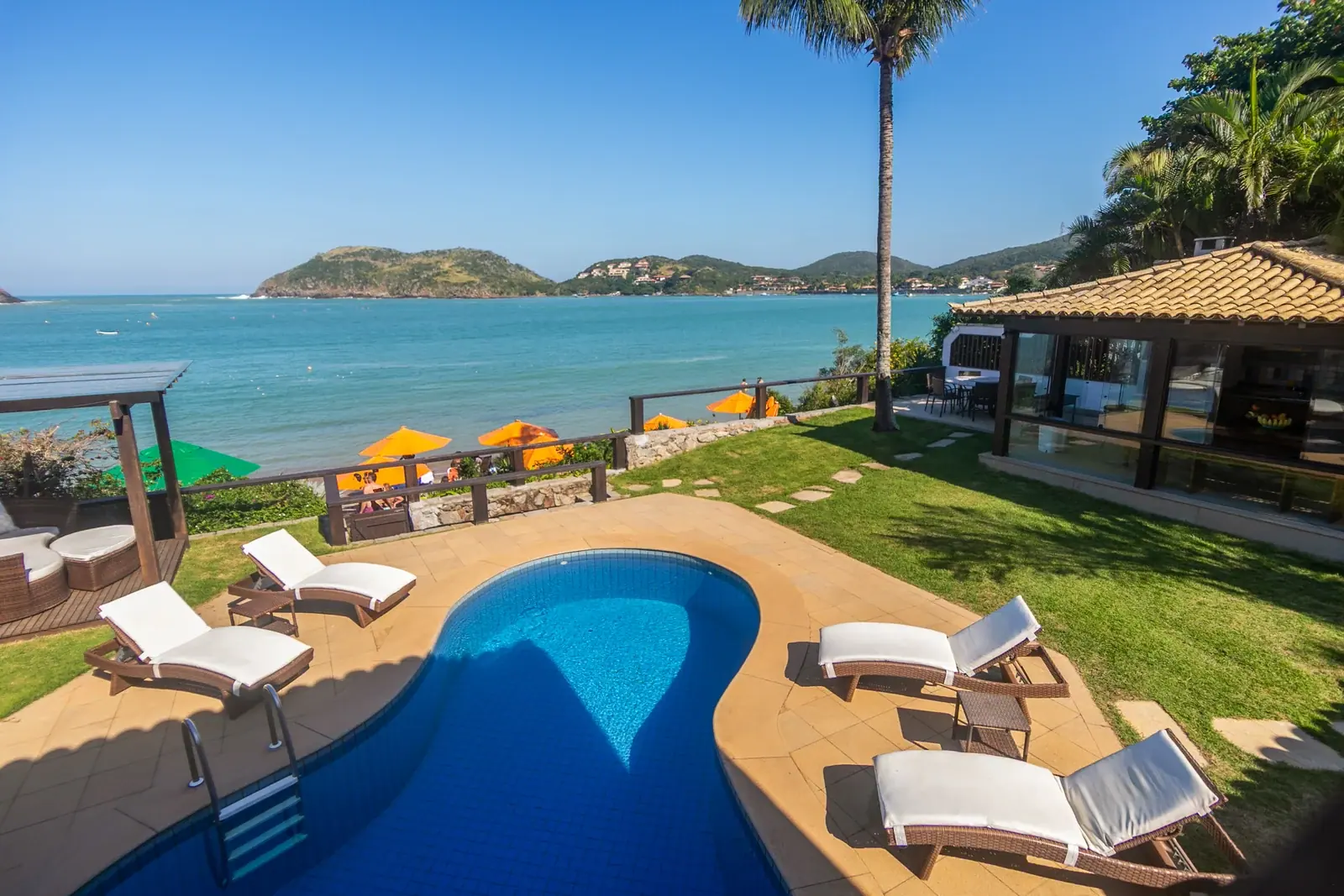 Piscina com o mar ao fundo