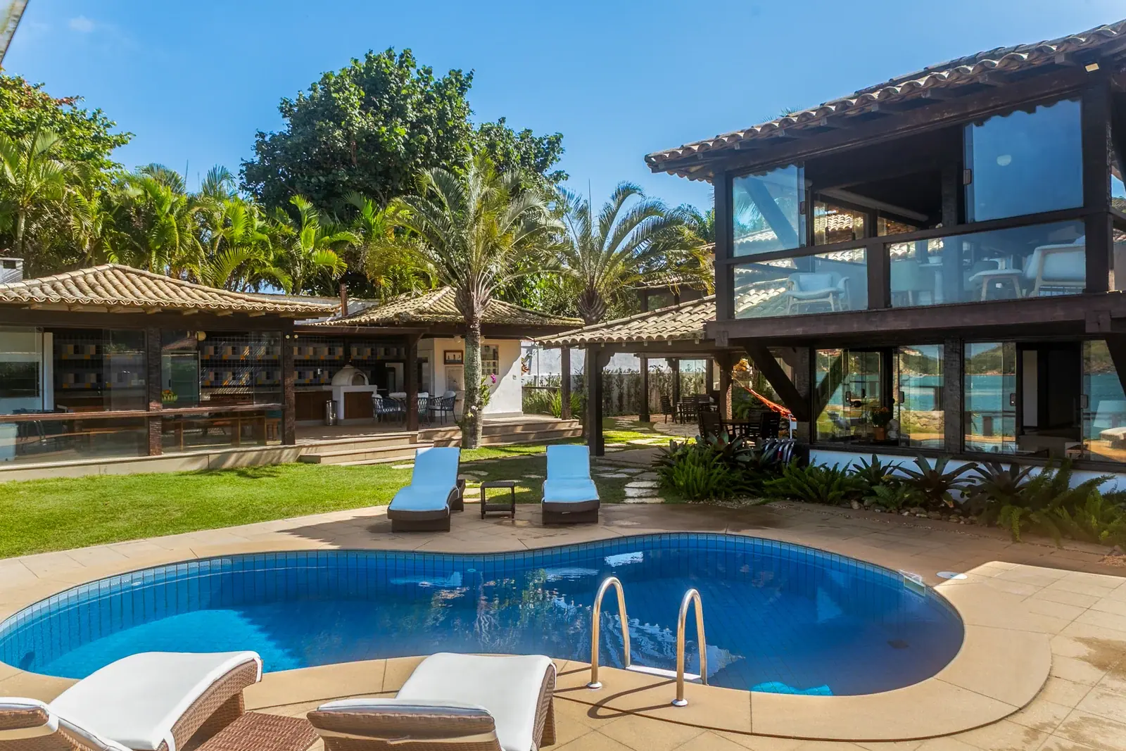 A casa em torno da piscina