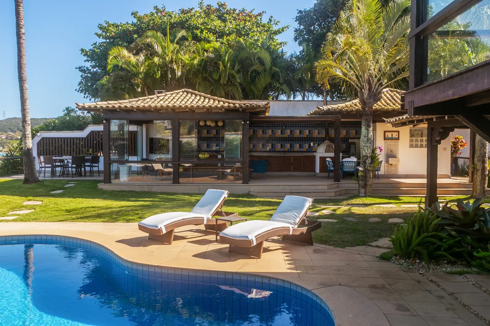A área externa vista da piscina