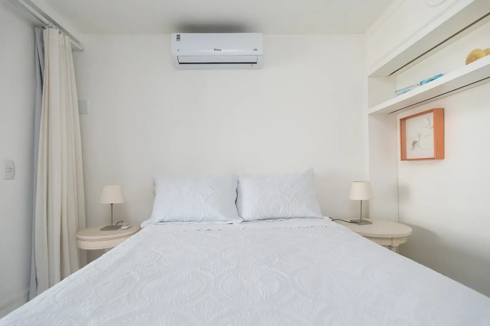 Quarto com arte coral · vista frontal