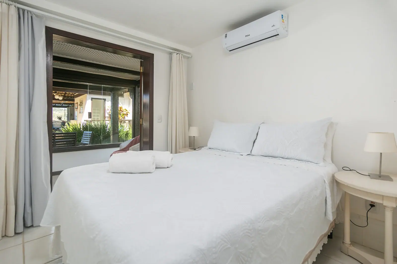 Quarto com arte coral · janela