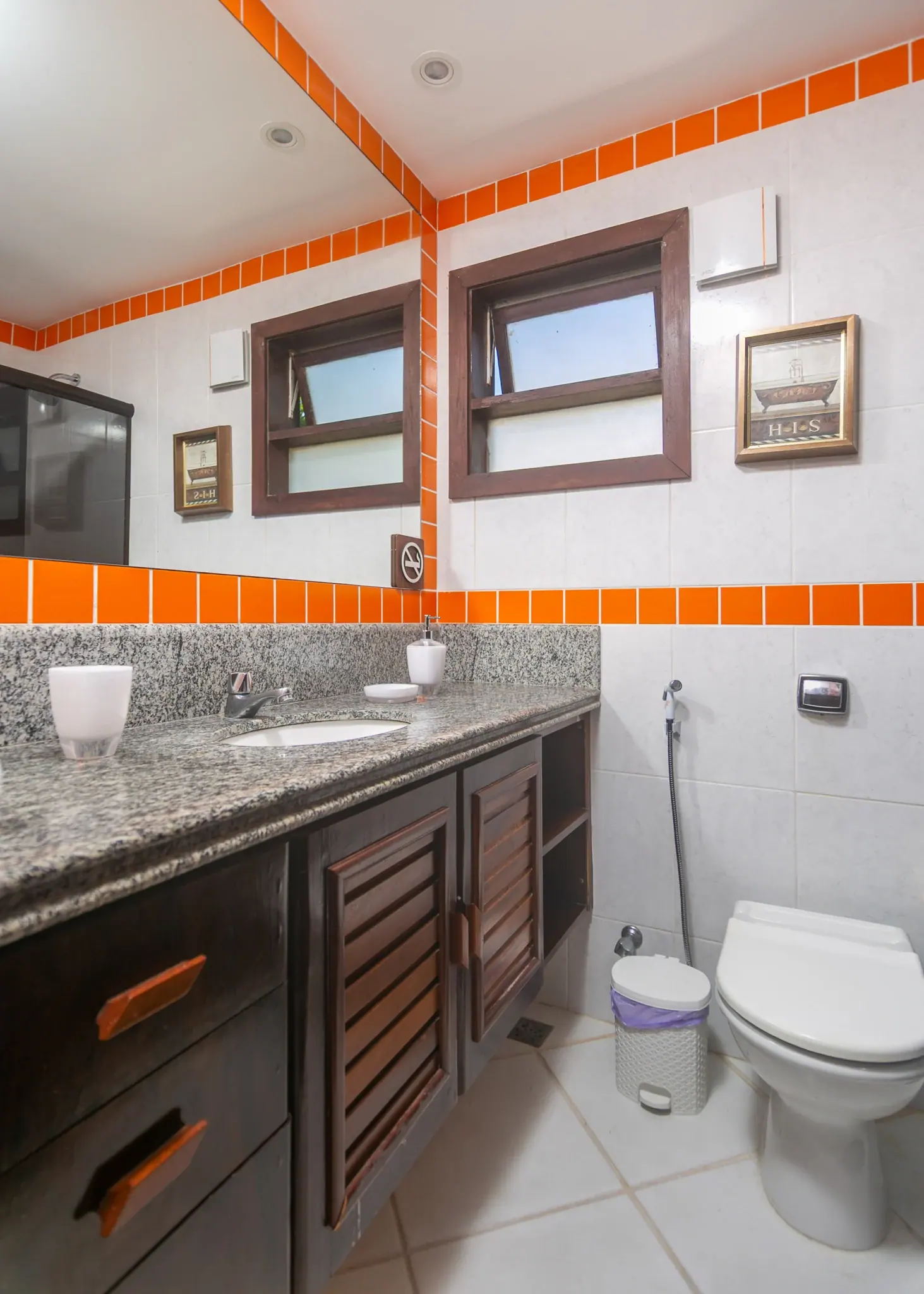 Quarto com arte coral · banheiro