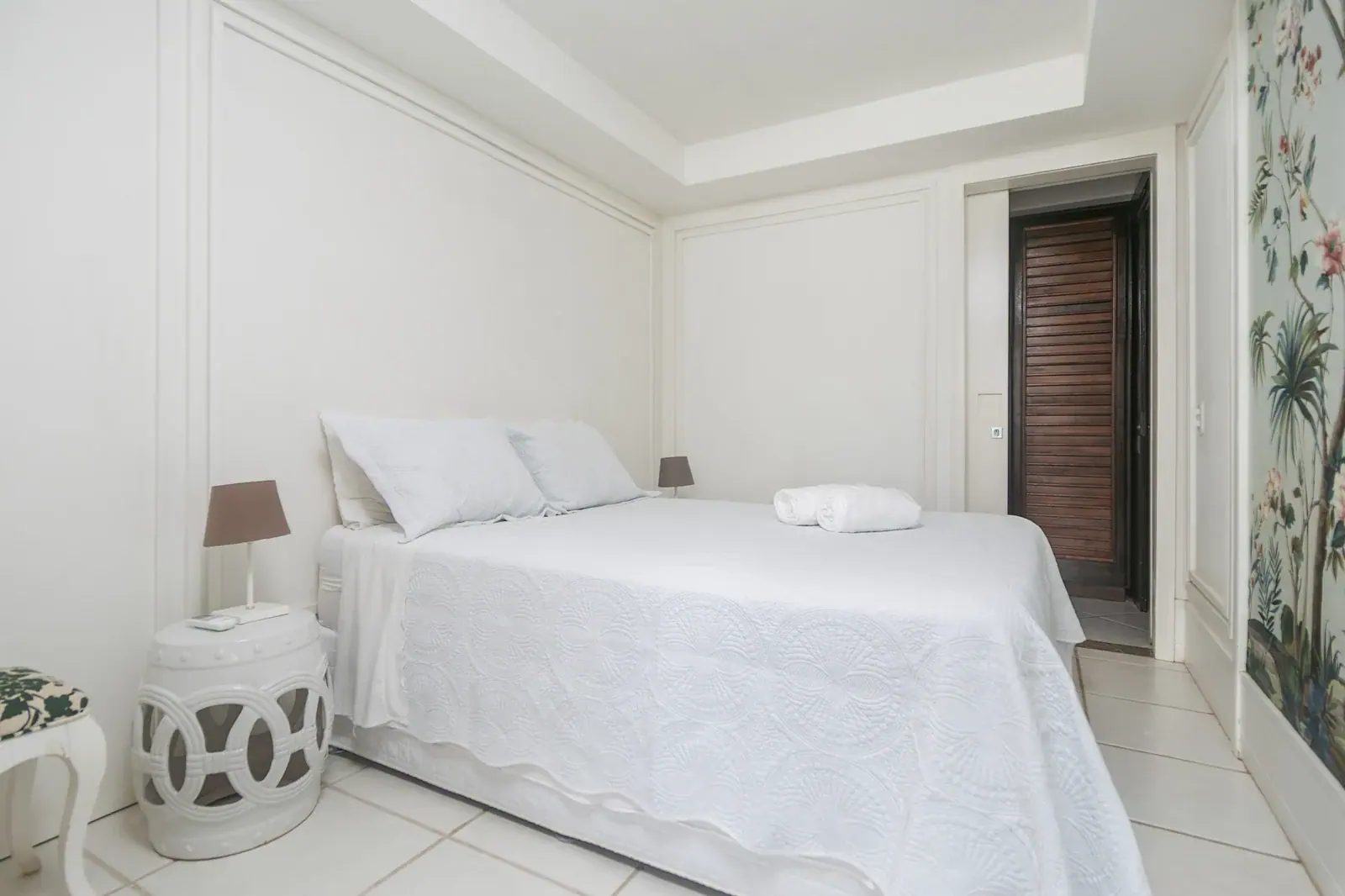 Quarto com papel botânico