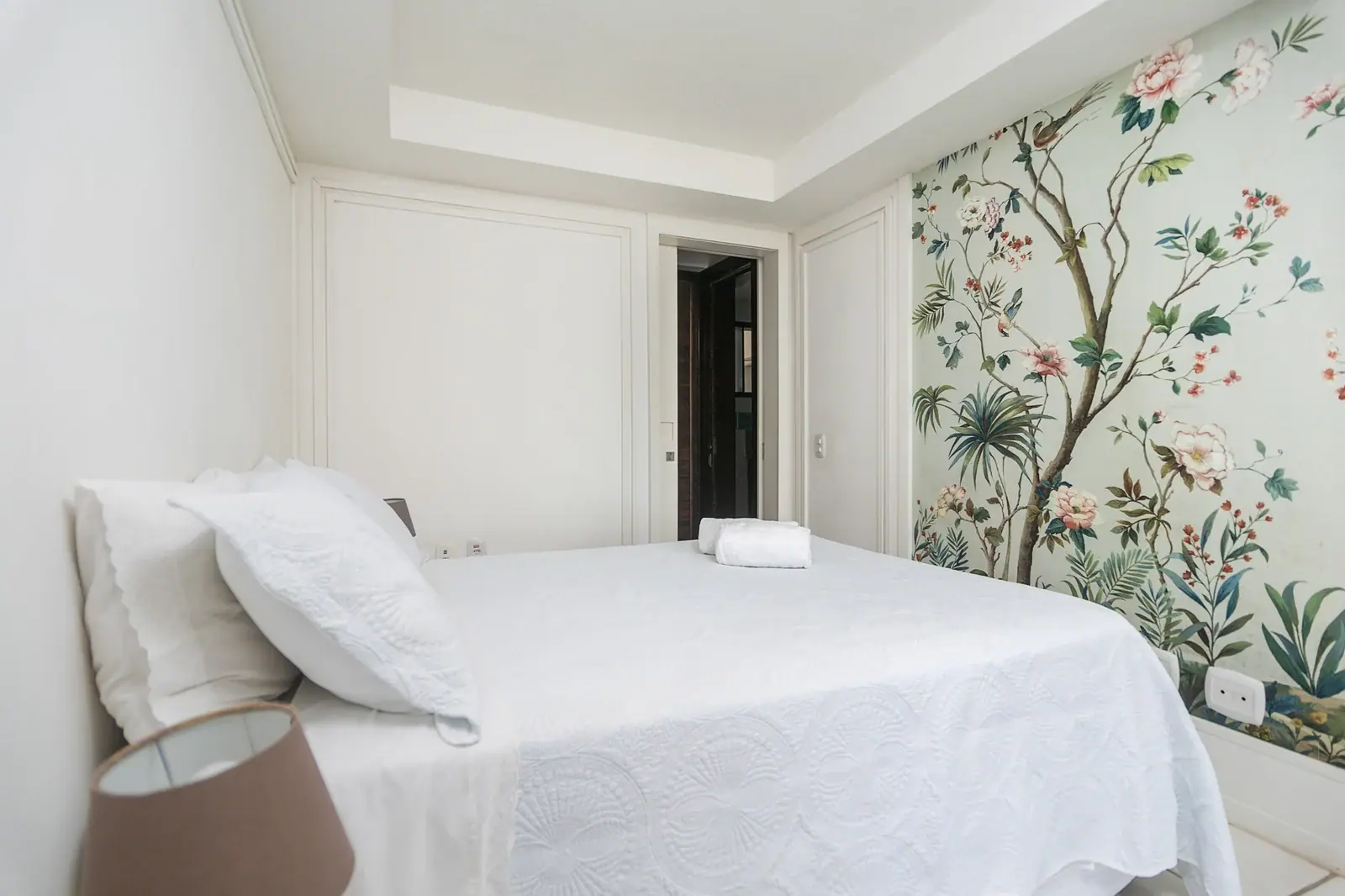 Quarto com papel botânico · detalhes
