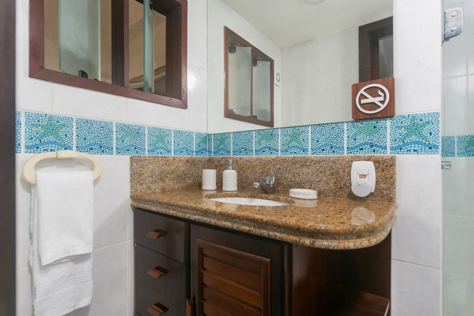 Quarto com papel botânico · banheiro