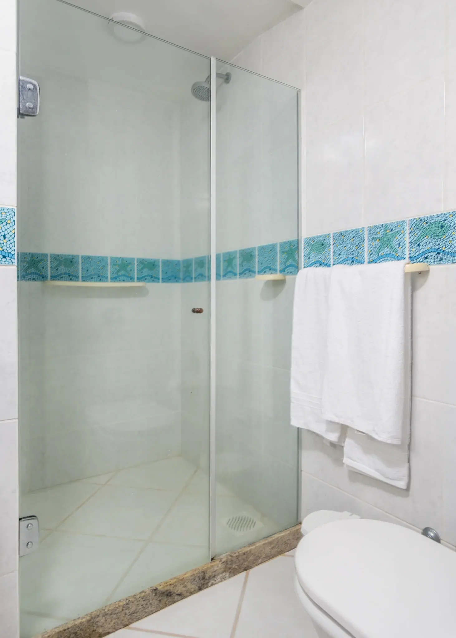 Quarto com papel botânico · chuveiro