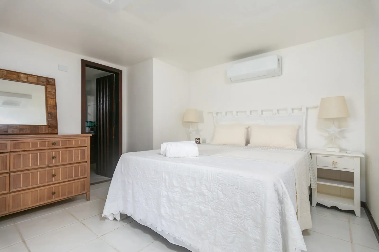 Quarto com cômoda de madeira