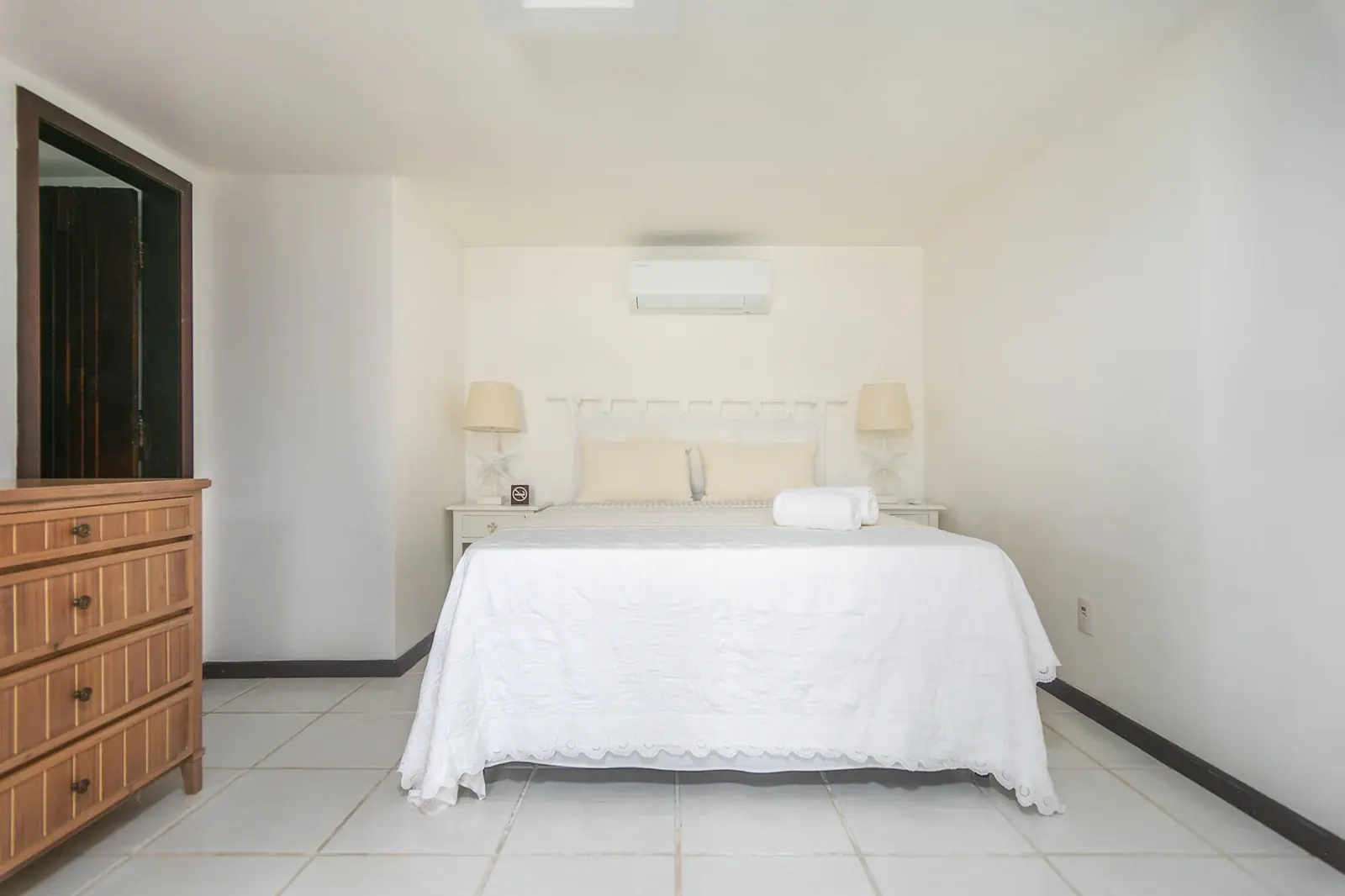 Quarto com cômoda de madeira · vista frontal