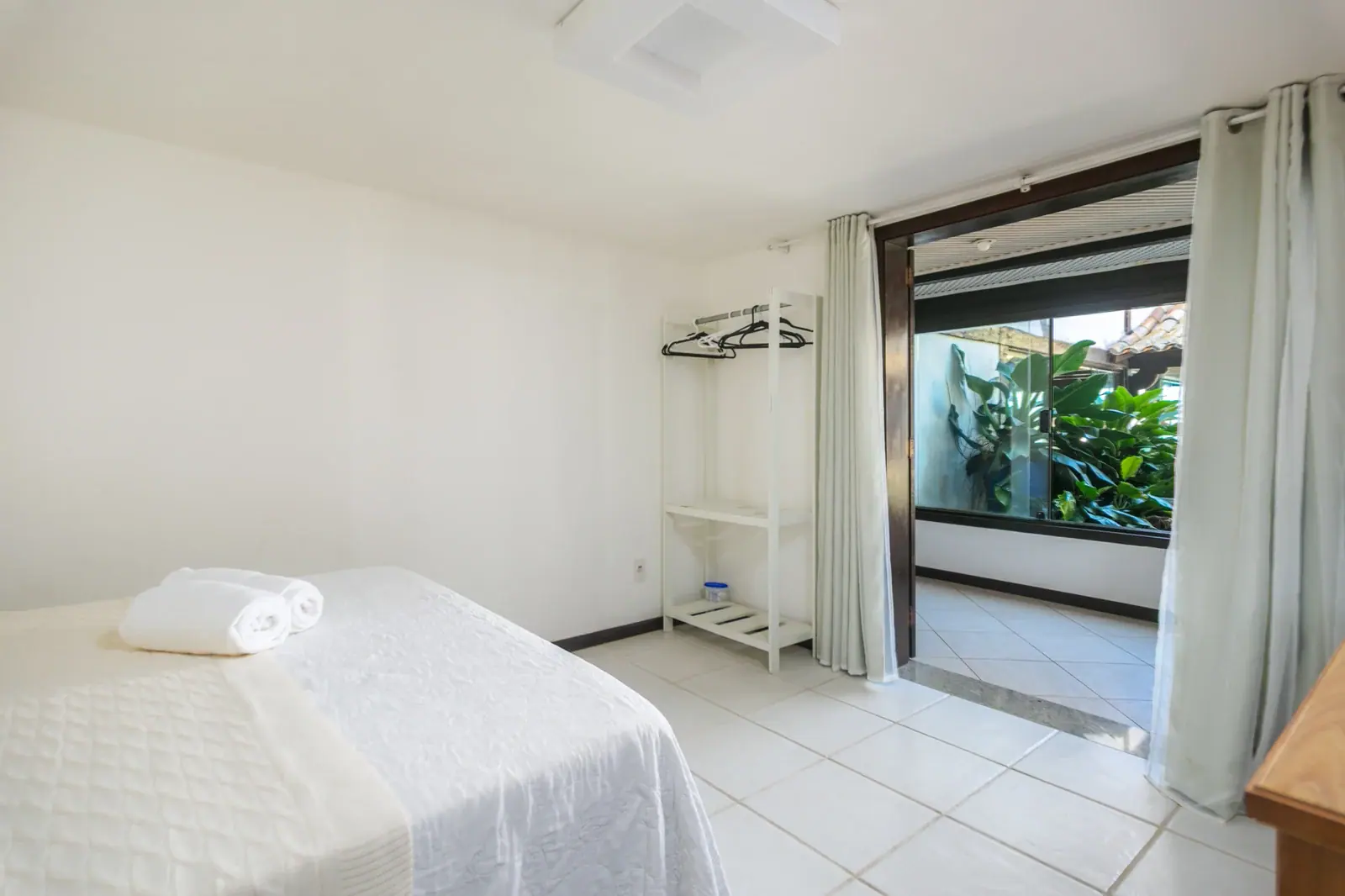 Quarto com cômoda de madeira · circulação