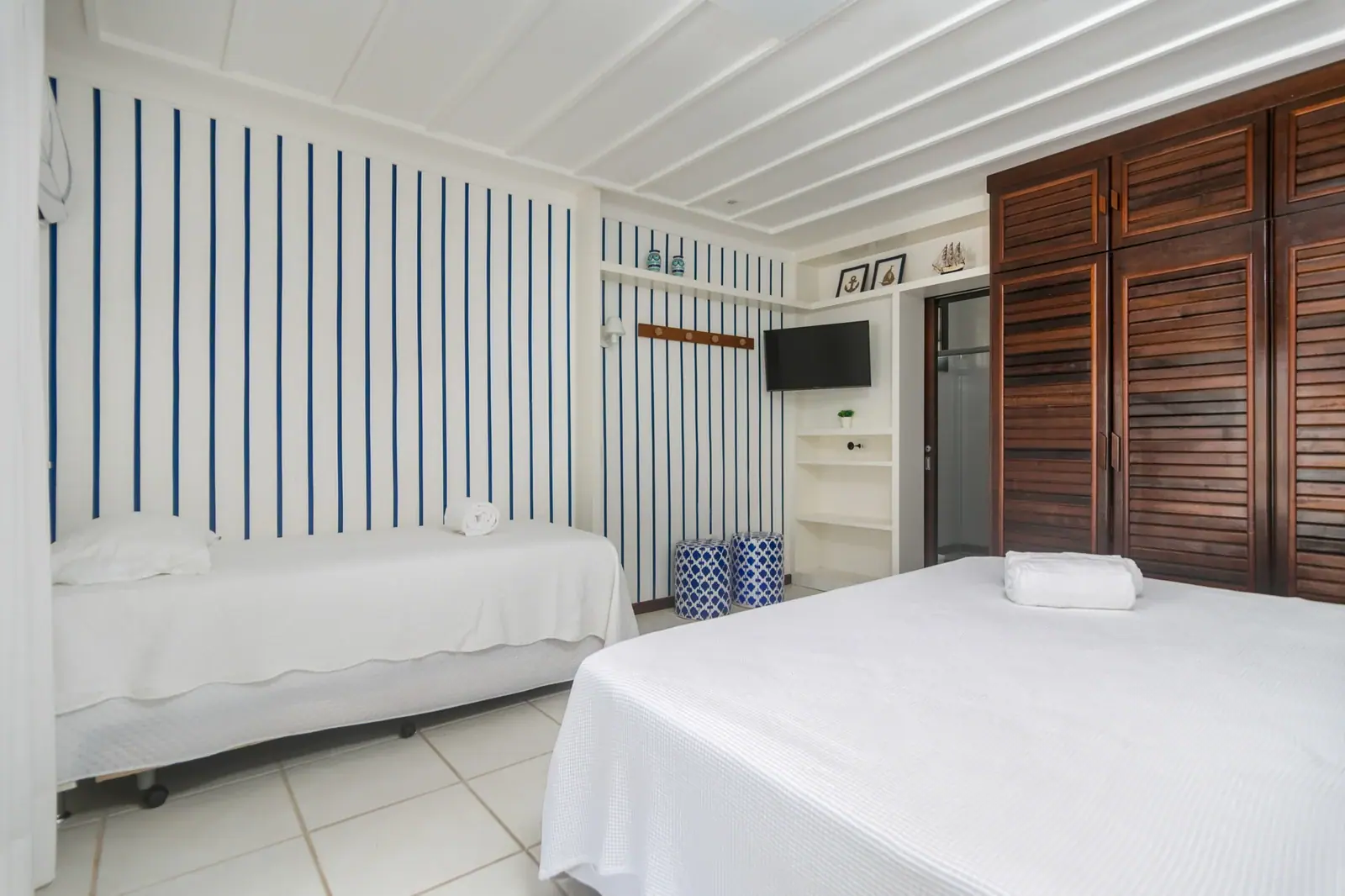 Quarto com listras azuis
