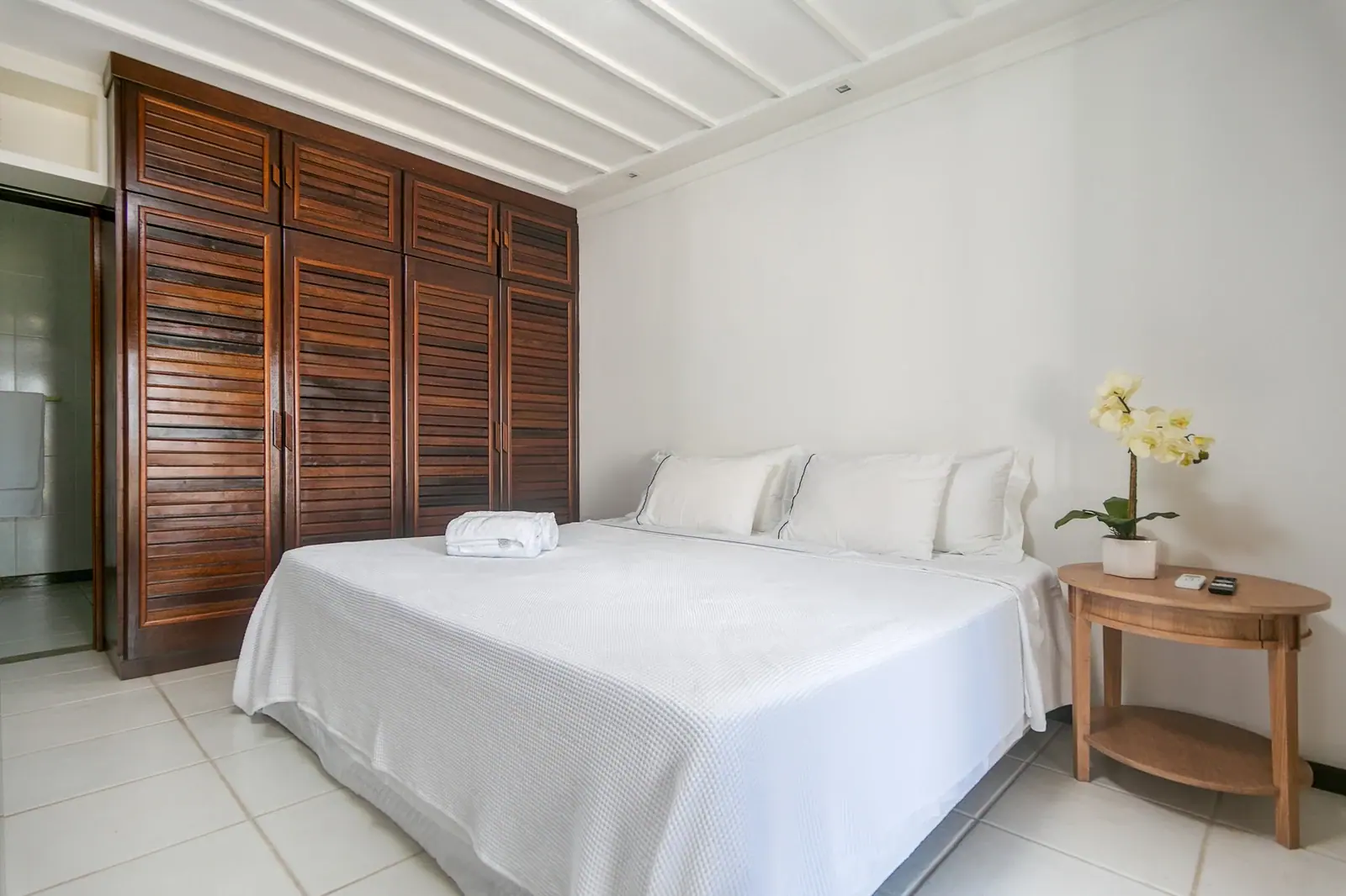 Quarto com listras azuis · armário