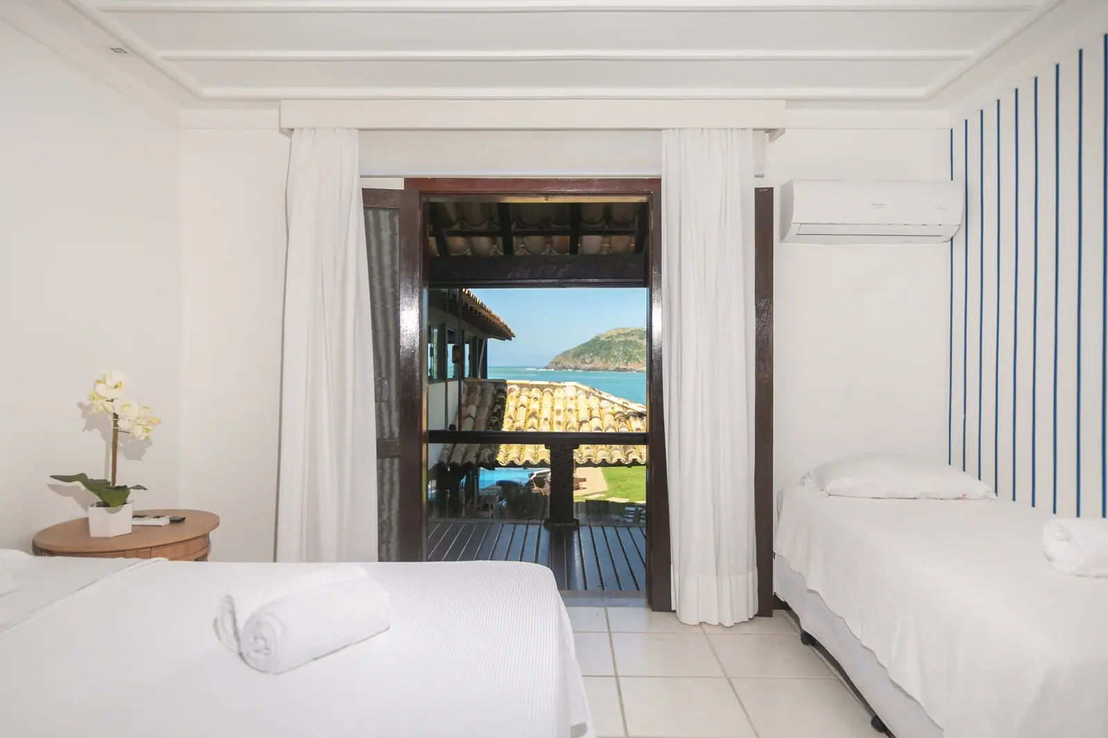 Quarto com listras azuis · varanda