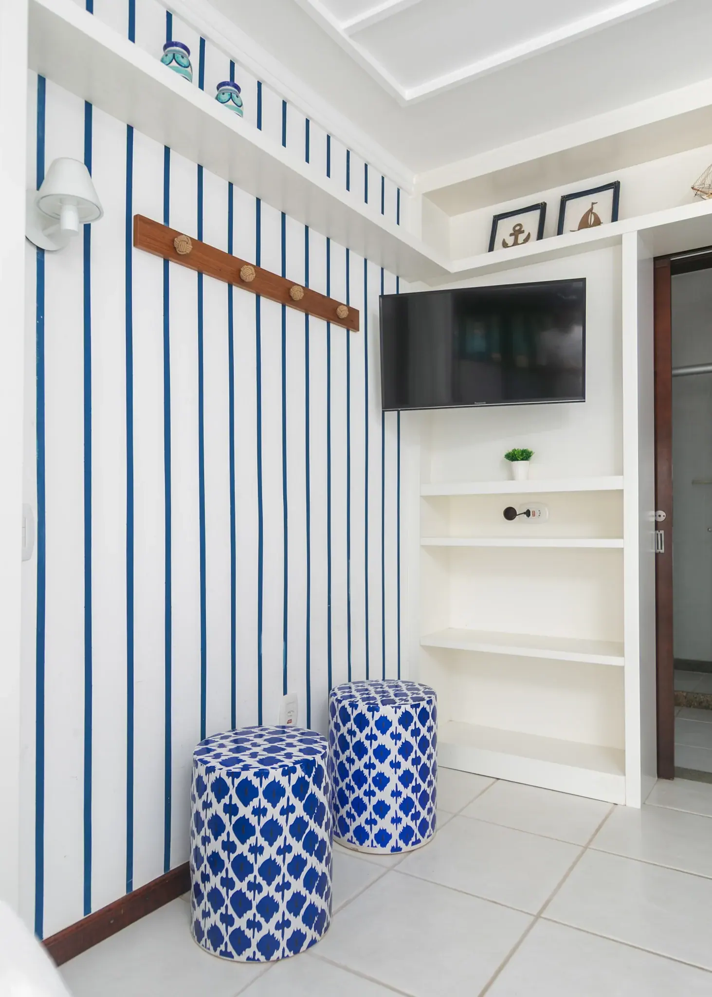 Quarto com listras azuis · detalhes
