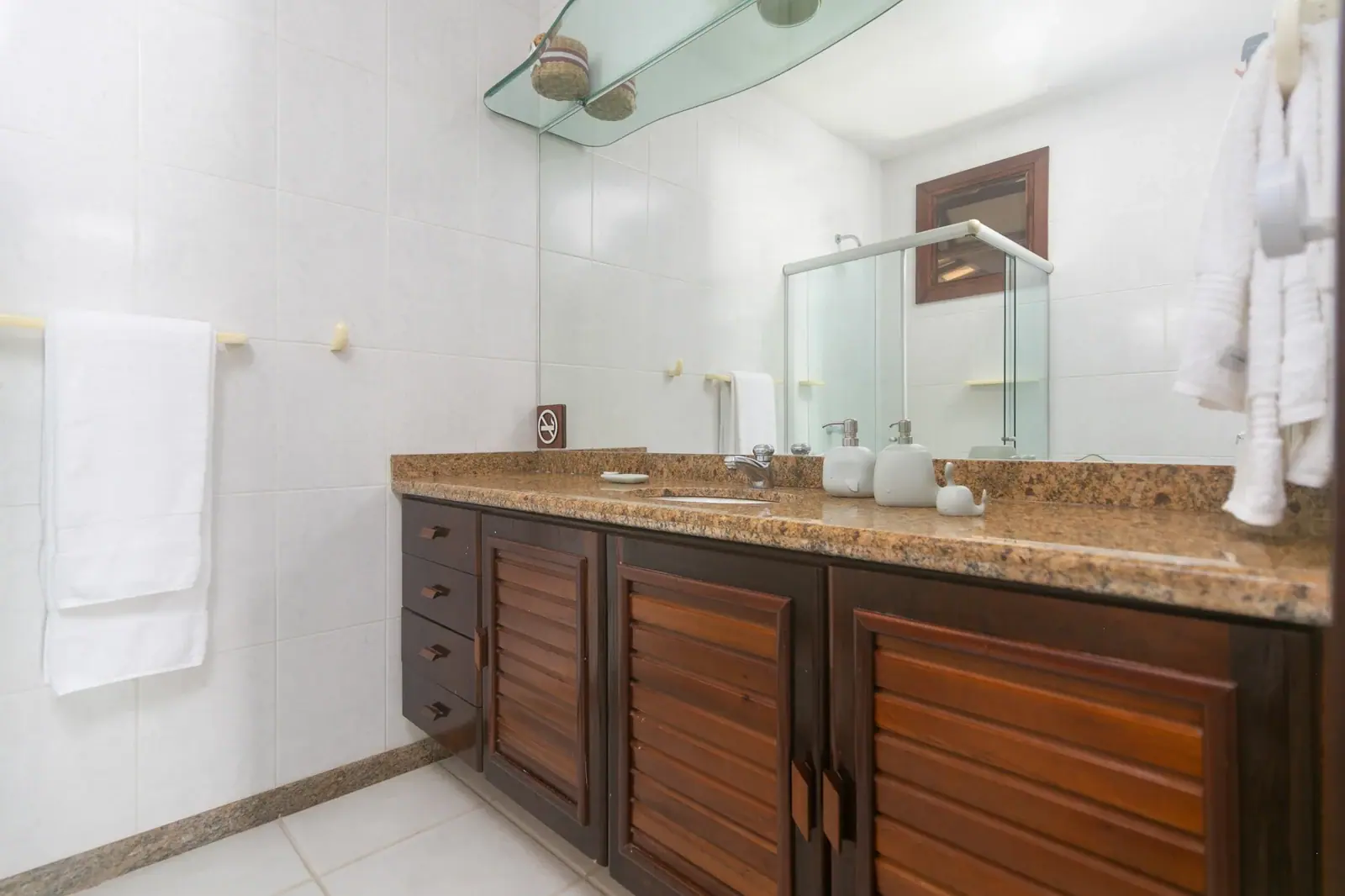 Quarto com listras azuis · banheiro