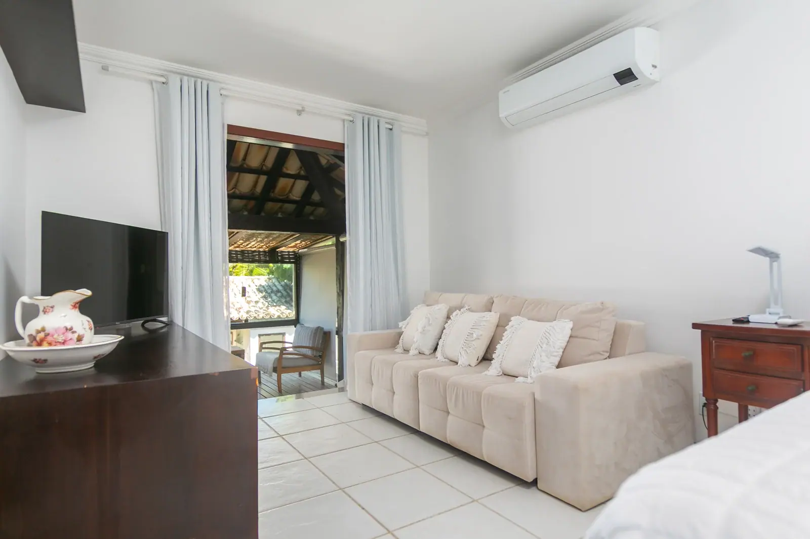 Quarto com estar integrado · sofá