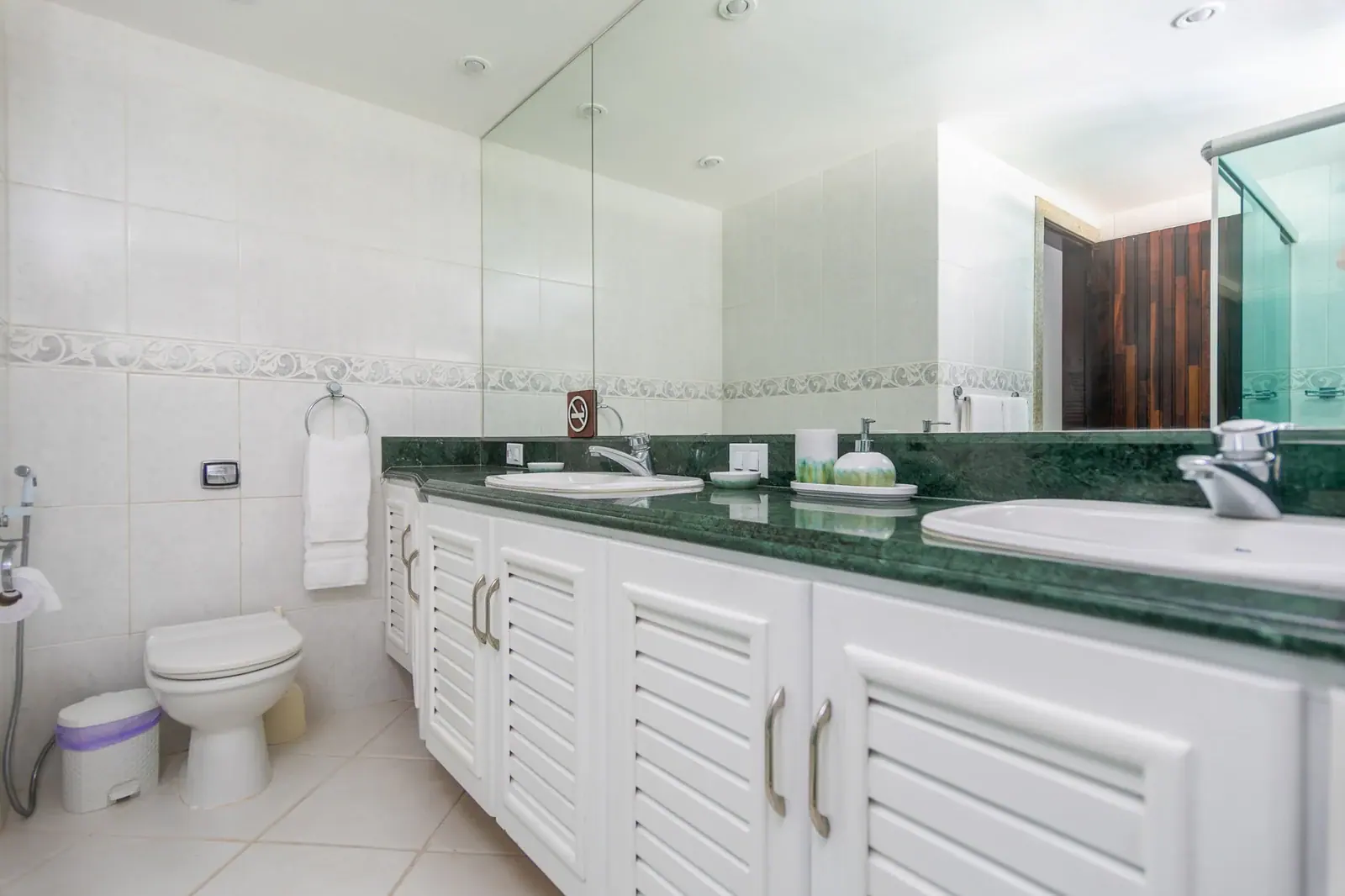 Quarto com estar integrado · banheiro