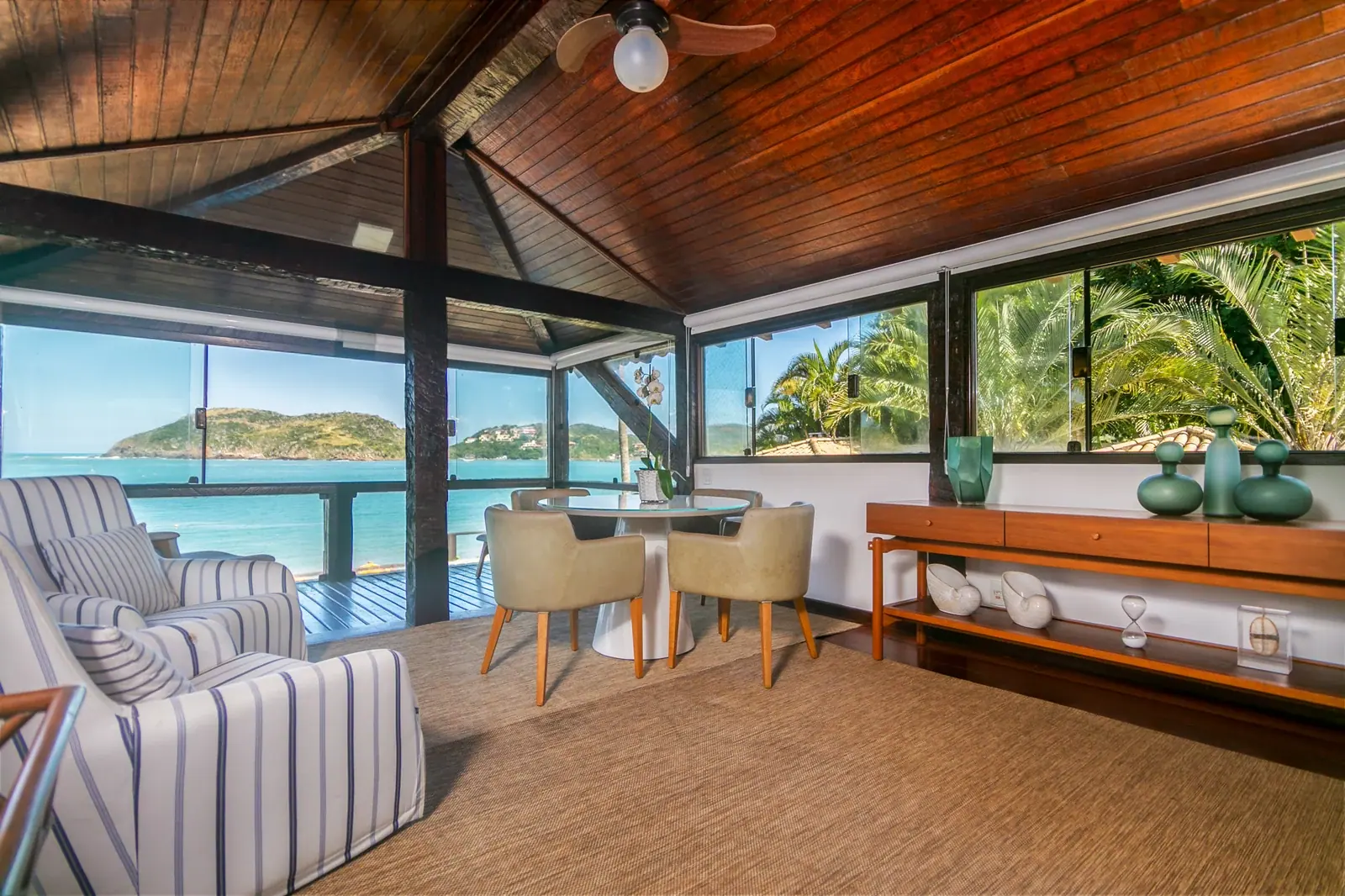 Sala superior com vista panorâmica para o mar