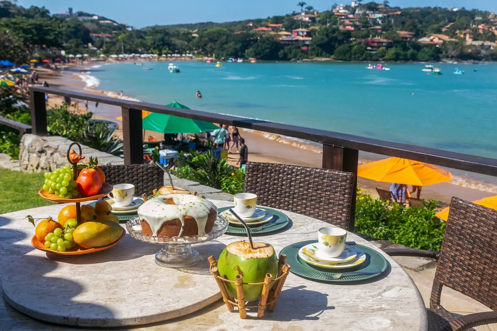 Café da manhã de frente para o mar. Um almoço preparado em casa. A equipe ajuda com as refeições, a organização e os cuidados do dia a dia.