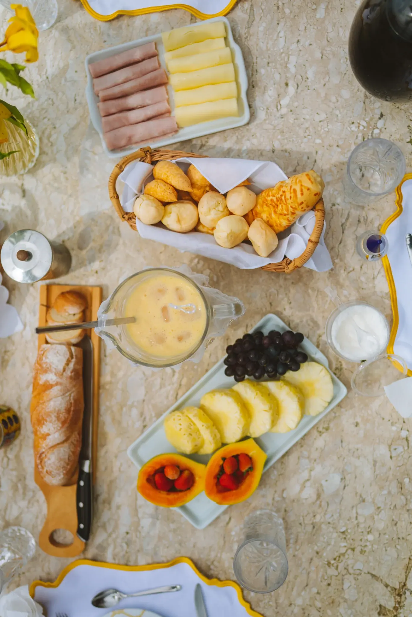 Uma mesa preparada com cuidado
