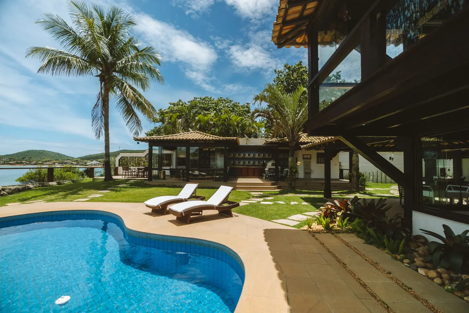Piscina e jardim de frente para o mar